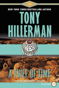 Portada del libro *Un ladrón del tiempo*, de Tony Hillerman
